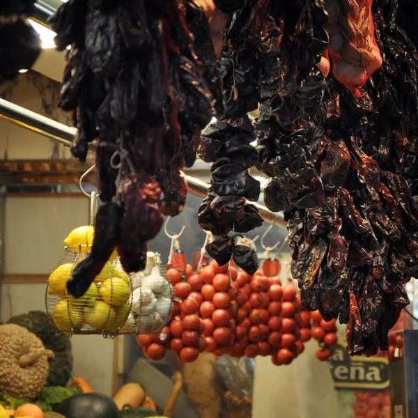 Барселона, Іспанія, 7 червня 2013 - фрукти на ринок Бокерія в — стокове фото