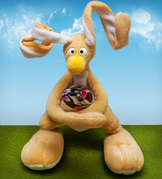 Grappige bunny houden een Easter egg — Stockfoto