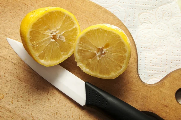 Лимон на деревянной доске — стоковое фото