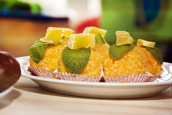 Deliciosos bolos de laranja com folhas de hortelã — Fotografia de Stock