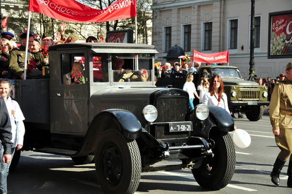 San Petersburgo - 9 DE MAYO: El desfile dedicado al Día de la Victoria en N —  Fotos de Stock