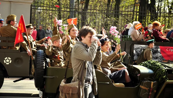 San Petersburgo - 9 DE MAYO: El desfile dedicado al Día de la Victoria en N —  Fotos de Stock