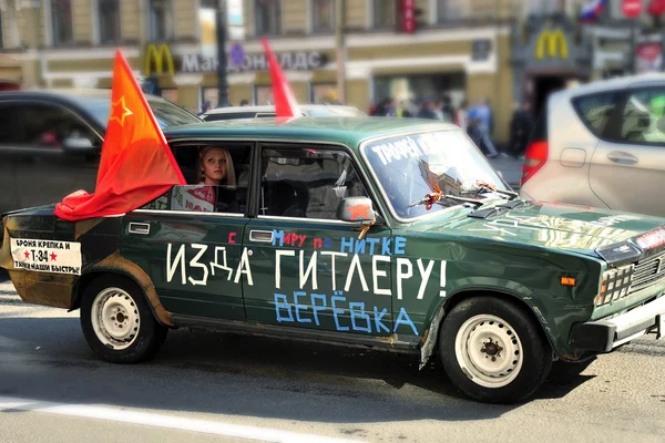 San Petersburgo - 9 DE MAYO: El desfile dedicado al Día de la Victoria en N — Foto de Stock