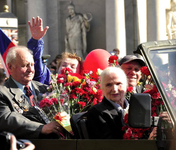 San Pietroburgo - 9 MAGGIO: La sfilata dedicata al Giorno della Vittoria il N — Foto Stock