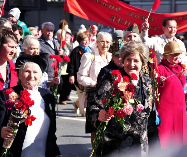 San Petersburgo - 9 DE MAYO: El desfile dedicado al Día de la Victoria en N — Foto de Stock