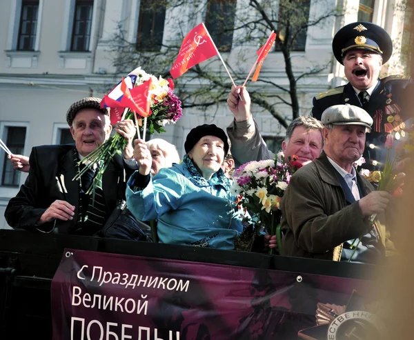 San Petersburgo - 9 DE MAYO: El desfile dedicado al Día de la Victoria en N — Foto de Stock