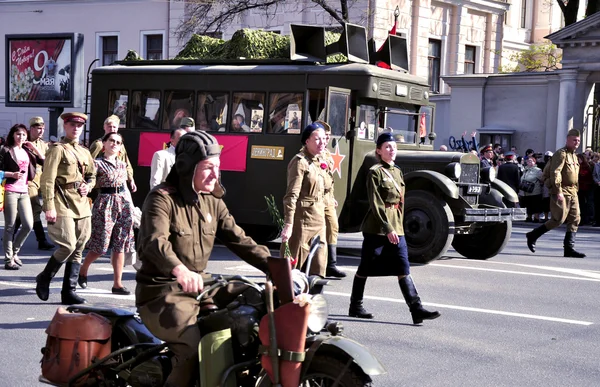San Pietroburgo - 9 MAGGIO: La sfilata dedicata al Giorno della Vittoria il N — Foto Stock