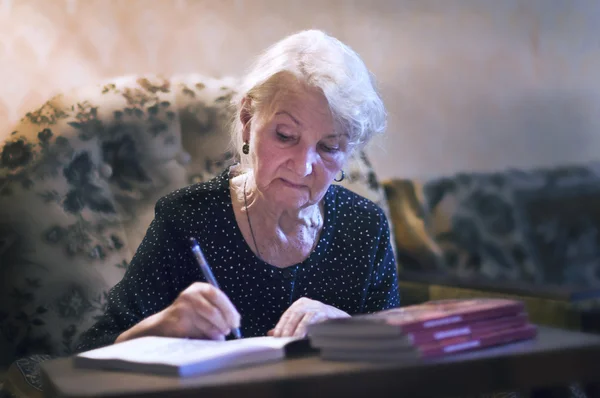 Femme âgée écriture Images De Stock Libres De Droits