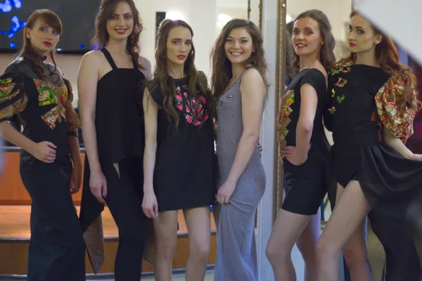 San Petersburgo, Rusia - 29 de junio de 2015: desfile de moda de d joven —  Fotos de Stock