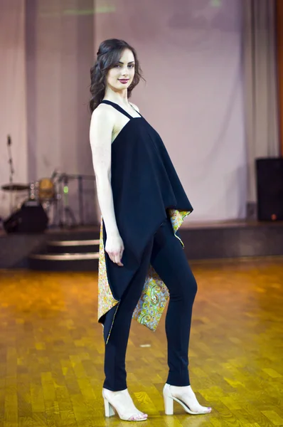 サンクトペテルブルク, ロシア連邦 - 2015 年 6 月 29 日: 若い d のファッションショー — ストック写真