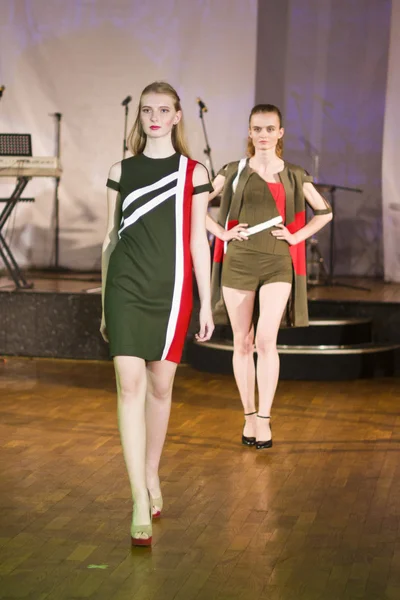 São Petersburgo, Rússia - 29 de junho de 2015: desfile de moda de jovens d — Fotografia de Stock