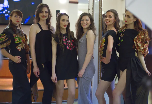 San Petersburgo, Rusia - 29 de junio de 2015: desfile de moda de d joven — Foto de Stock