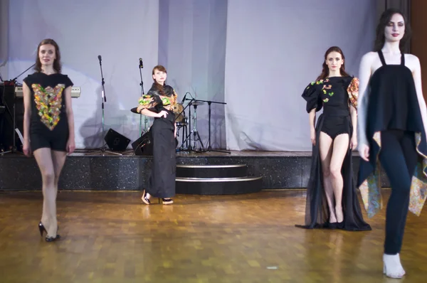 Αγία Πετρούπολη, Ρωσία - 29 Ιουνίου 2015: επίδειξη μόδας των νέων d — Φωτογραφία Αρχείου