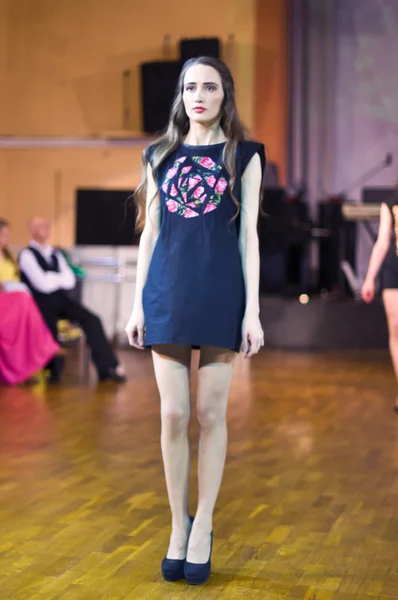 St. Petersburg, Russia - June 29, 2015:  fashion show of young d — Stock Photo, Image