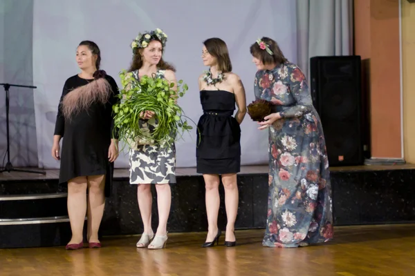 Saint-Pétersbourg, Russie - 29 juin 2015 : défilé de mode des jeunes d — Photo