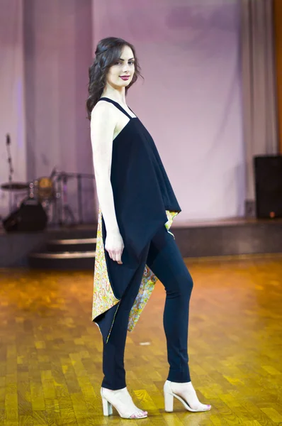 St. Petersburg, Russia - June 29, 2015:  fashion show of young d — Stock Photo, Image