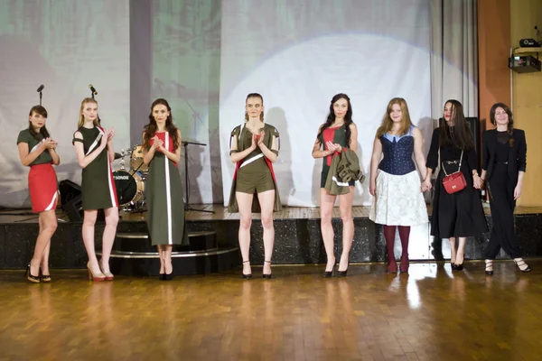 São Petersburgo, Rússia - 29 de junho de 2015: desfile de moda de jovens d — Fotografia de Stock