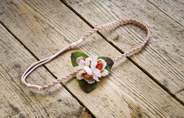 Wreath on the head of artificial flowers — Stock Photo, Image