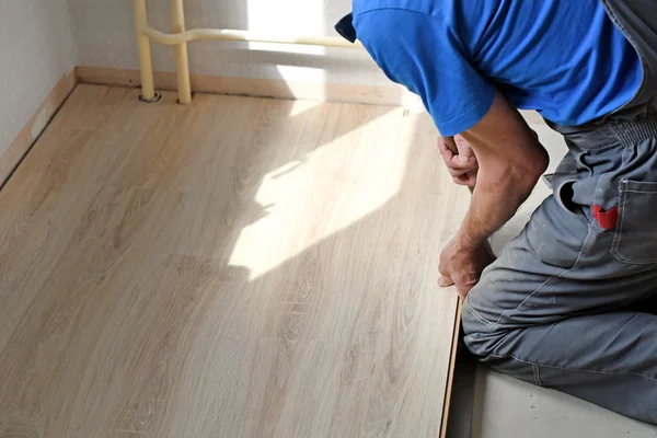 Colocación de laminado en el baño —  Fotos de Stock