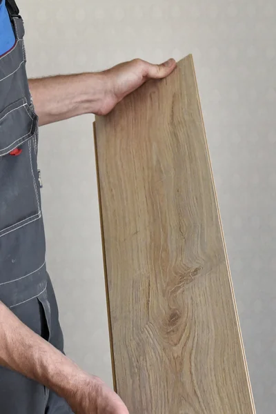 Manos masculinas de un carpintero — Foto de Stock