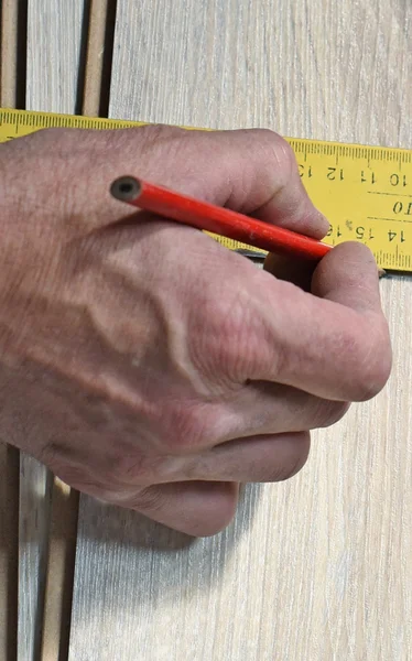 Χέρια ενός ξυλουργού, επισημάνετε ένα μολύβι — Φωτογραφία Αρχείου