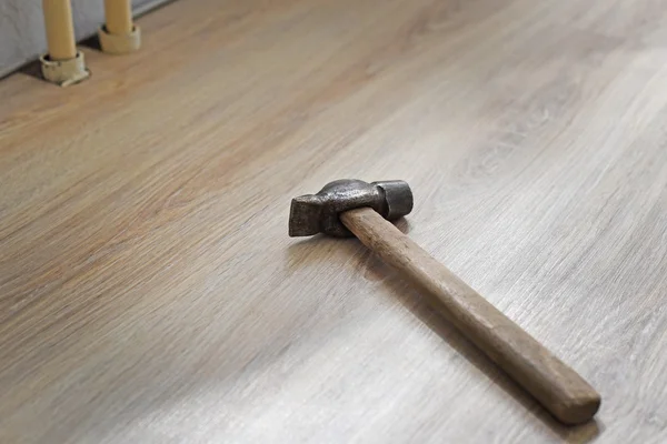 锤子在木制地板上 — 图库照片