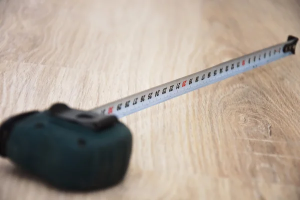 Construyendo una mesa de ruleta en el suelo de madera —  Fotos de Stock