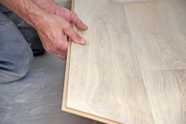 Instalación de pisos laminados — Foto de Stock