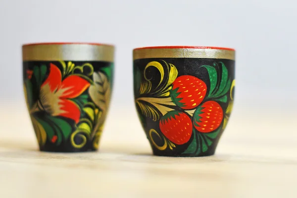 Dois copos de madeira tradicionais russos no estilo de Khokhloma — Fotografia de Stock