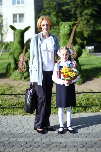 Mãe e filha juntas no dia com flores . — Fotografia de Stock