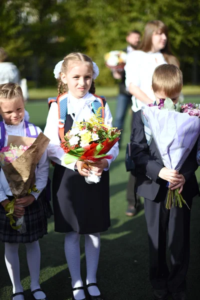 St. petersburg, russland - 1. september 2015: kinder gehen nach sch — Stockfoto