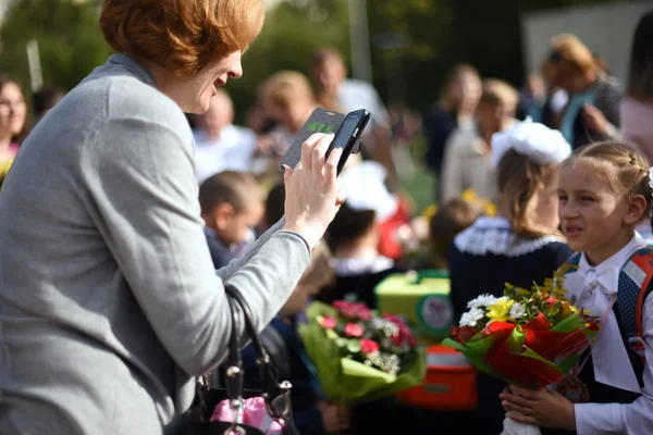 Petrohrad, Rusko - 1 září 2015: Děti jdou do sch — Stock fotografie