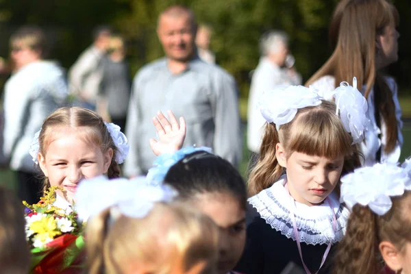 St. petersburg, russland - 1. september 2015: kinder gehen nach sch — Stockfoto