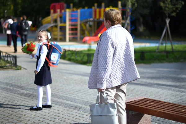 São Petersburgo, Rússia - 1 de setembro de 2015: As crianças vão ao sch — Fotografia de Stock