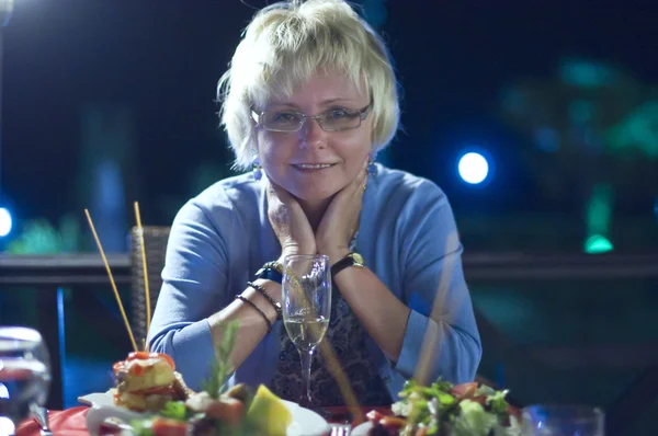 Glückliche Frau mittleren Alters im Restaurant — Stockfoto