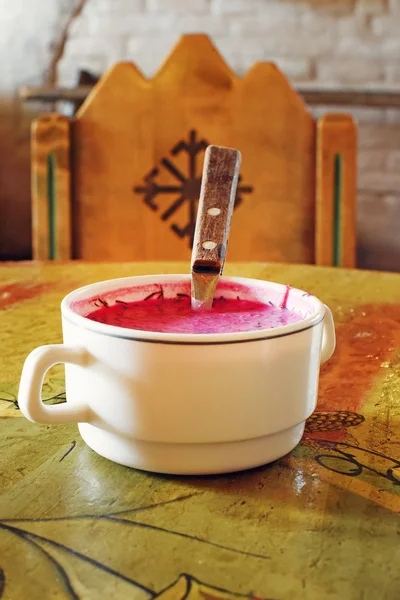 Sopa de beterraba fria tradicional em uma mesa de madeira — Fotografia de Stock