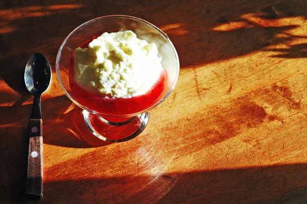 Рисовый пудинг в ягодном десерте на деревянном столе — стоковое фото
