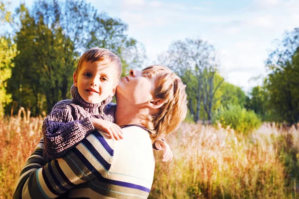 Papa et fils à l'automne Park — Photo