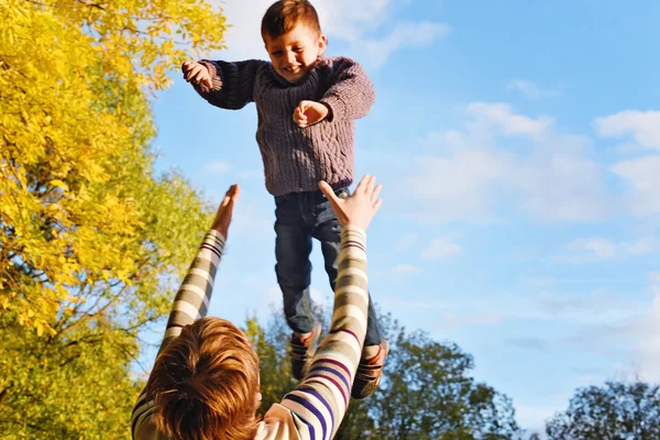 Papa et fils à l'automne Park — Photo