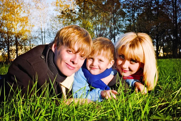 Famille heureuse dans le parc d'automne Images De Stock Libres De Droits
