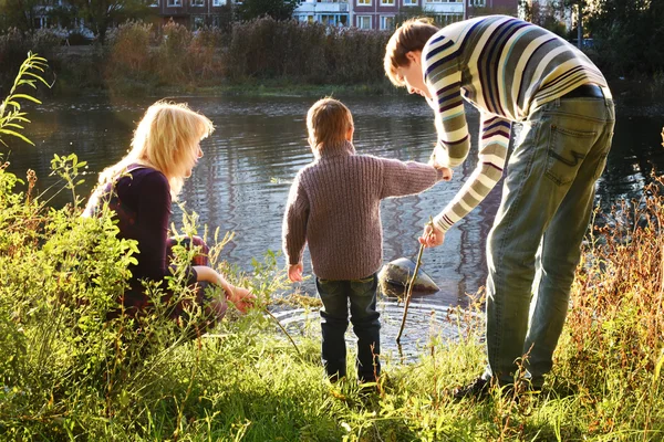 Šťastná rodina hraje u vody — Stock fotografie