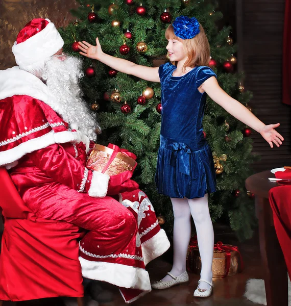 Chica feliz y Santa Claus —  Fotos de Stock
