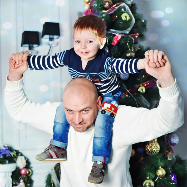 Père jouant avec son fils près de l'arbre de Noël — Photo