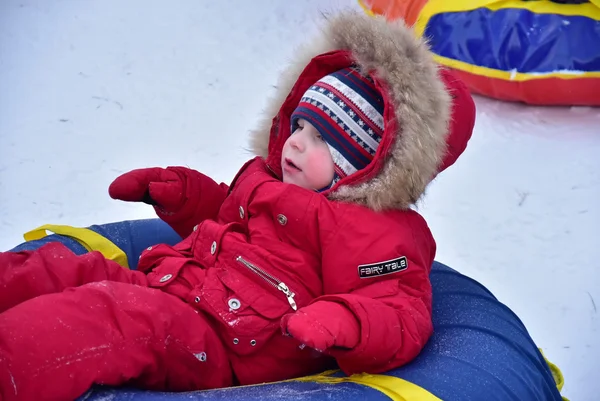 Bambino sta cavalcando in inverno — Foto Stock