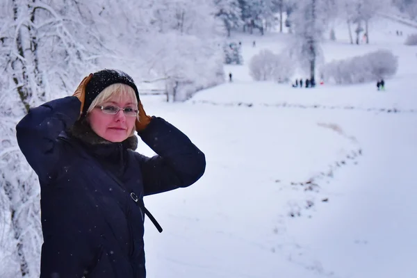Mujer de mediana edad en el parque de invierno — Foto de Stock