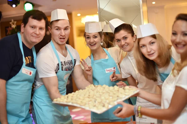 Plus grand flashmob dans le moulage de pelmeni — Photo