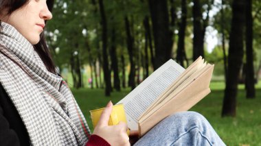 Bir kadın, güzel, güneşli bir günde, yeşil çimlerde, yeşil bir parktaki sarı bir fincandan kahve ya da çay içerken bir ağacın altında oturup en sevdiği kitabı okur. Tatil, eğitim ve öğrenim kavramı