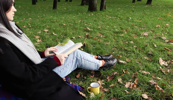 Retrato Una Hermosa Joven Que Está Sentada Debajo Árbol Leyendo — Foto de Stock