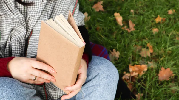 Meisje Dat Een Boek Leest Het Herfstpark Vrouwelijke Handen Openen — Stockfoto