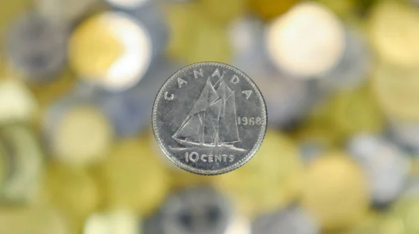 Yakından bakınca 10 sentlik para görünüyor. Bu para. Bulanık para geçmişi. Dime, en küçük 0.10 Kanada doları. Tersi, ünlü Kanadalı yelkenli Bluenosier 'i tasvir eder.